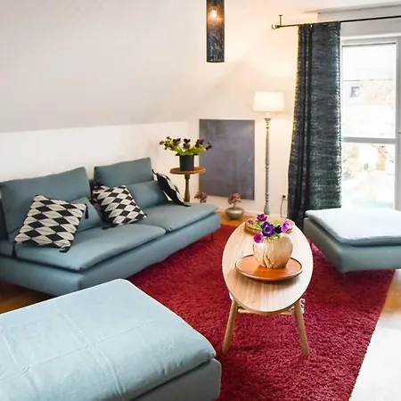 Duplex Coloré Et Bien équipé, Proche Centre-ville